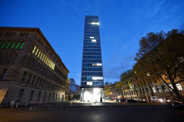 Das Wirtschaftsministerium im Mannesmann-Hochhaus spart wie alle Ressorts auch in diesem Winter Energie (Archivfoto) - © Malte Krudewig/dpa