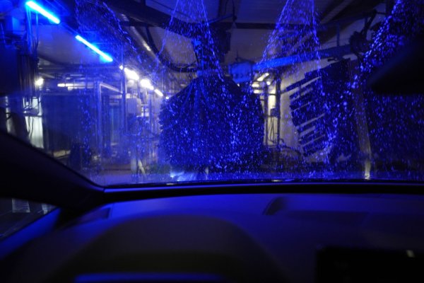 Wer haftet bei Fahrzeug-Schäden nach der Autowäsche? Der BGH hat geurteilt. - © Marcus Brandt/dpa