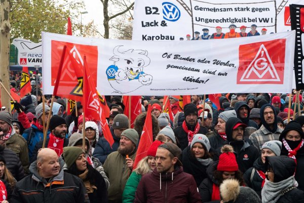 VW-Mitarbeiter aus allen deutschen Werke kamen zur Protest-Kundegebung nach Wolfsburg. - © Alicia Windzio/dpa