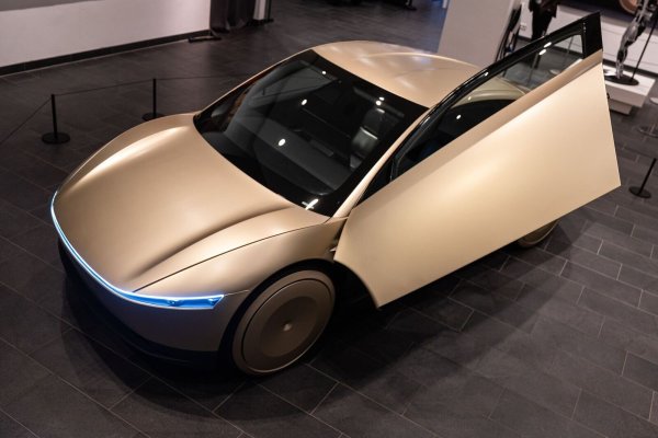 In Berlin kann man einen Prototyp des Tesla «Cybercab» sehen. - © Hannes P. Albert/dpa