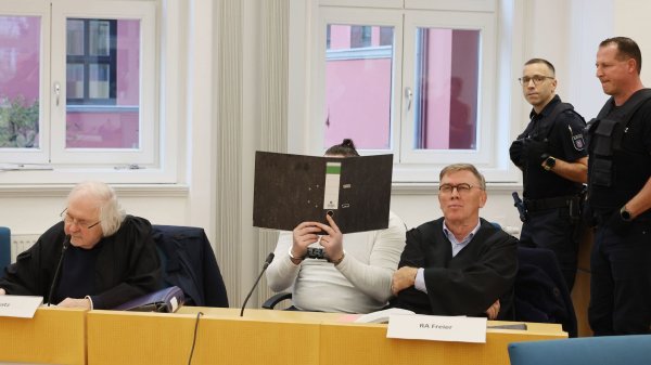 Der Angeklagte hat die meisten Vorwürfe über seinen Verteidiger bereits eingeräumt. - © Bodo Schackow/dpa