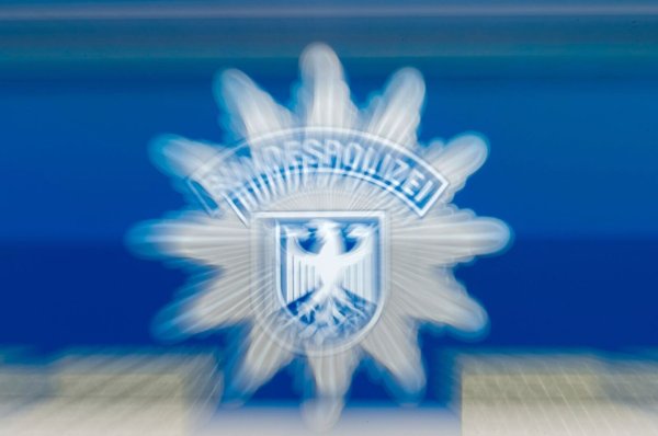 Zu glatt für eine Flucht zu Fuß: In Stolberg ist ein Verdächtiger wegen Schneeregens gleich zweimal gestürzt, als er vor der Polizei davonrennen wollte. Die Beamten nahmen ihn fest. (Symbolbild) - © Matthias Rietschel/dpa-Zentralbild/dpa