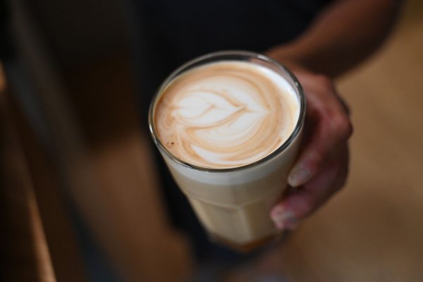 Von Zubereitung bis Geschmack: Wie gut sind Cappuccino und Espresso aus dem Kaffeevollautomaten? Die Stiftung Warentest hat zwölf Maschinen unter die Lupe genommen. - © Elisa Schu/dpa/dpa-tmn