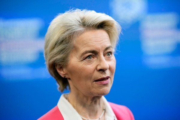 Vor ihrer politischen Laufbahn arbeitete Ursula von der Leyen als Assistenzärztin. (Archivbild) - © Petr Josek/AP/dpa