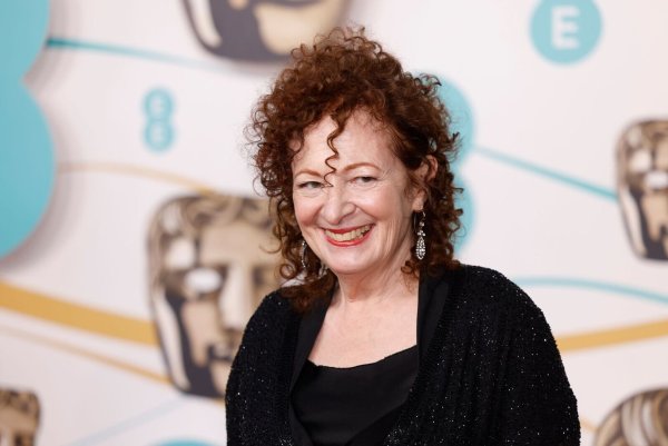 Die Haltung von Nan Goldin zum Nahost-Konflikt sorgt aktuell für Diskussionen. (Archivbild) - © Vianney Le Caer/Invision/AP/dpa