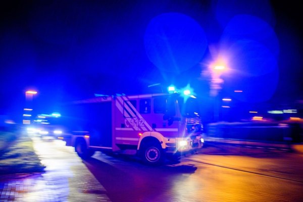 Die Feuerwehr hat in der Nacht zum Donnerstag drei Menschen aus einem verrauchten Wohn- und Geschäftshaus in Krefeld gerettet. Im Erdgeschoss hatte ein Kiosk gebrannt. (Symbolbild) - © Klaus-Dietmar Gabbert/dpa