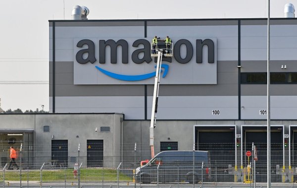 Amazon hat Anleger mit einer überraschend schwachen Umsatzprognose für das Weihnachtsquartal vor den Kopf gestoßen. - © Patrick Pleul/dpa