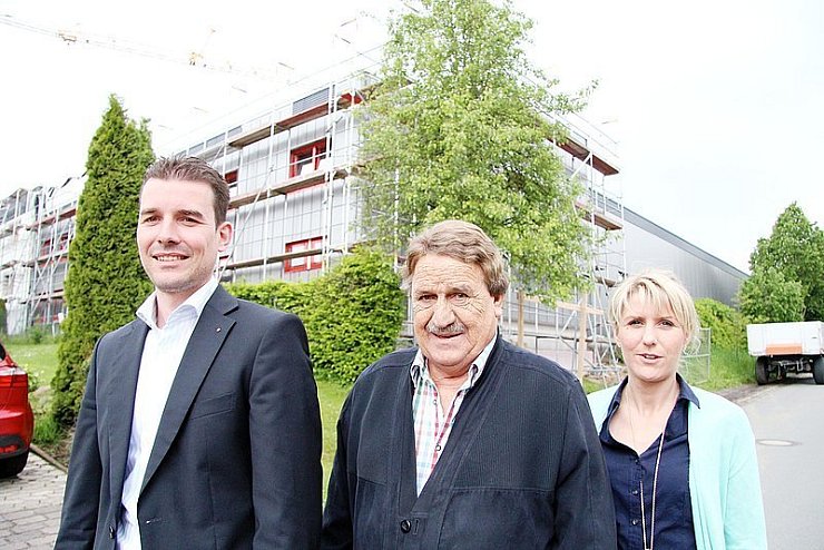 Vor dem Neubau: Firmengründer Oskar Lehmann (Mitte) hat sich selbst um die neue Halle gekümmert. Tochter Melanie und sein Neffe Philipp sehen frohgemut in die Zukunft des Unternehmens. Links das alte Wohnhaus, das optisch angeglichen wird. - © Foto: Schwarzer