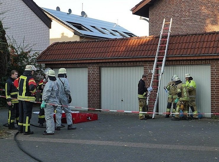 Die Säure-Attacke fand vor einem Mehrfamilienhaus im Ortskern der Sennegemeinde statt. - © FOTO: RALPH MEYER
