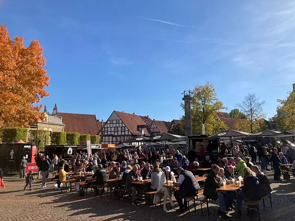 Der Salzhof mit den Foodtrucks zum "Cheatday". - © Oliver Siekmann/Stadt Bad Salzuflen