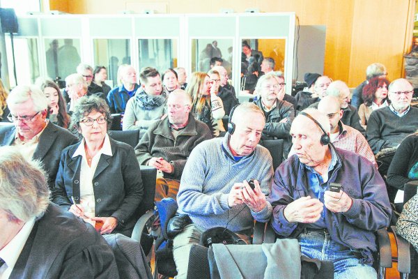Gut besucht: Die Zuhörerplätze im Auschwitz-Prozess sind schnell belegt. Im Hintergrund die Übersetzerkabinen. - © Preuss