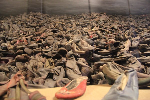Massenhaftseht für Massenmord: In raumfüllenden Vitrinen türmen sich hinter Glas die Schuhe der Opfer - bunte Ballerinas, Herrenschnürschuhe, Hochhackige, Sandalen, Kinder- und Babyschühchen. Sie sind Synonym für das unvorstellbare Ausmaß der Menschenvernichtung.