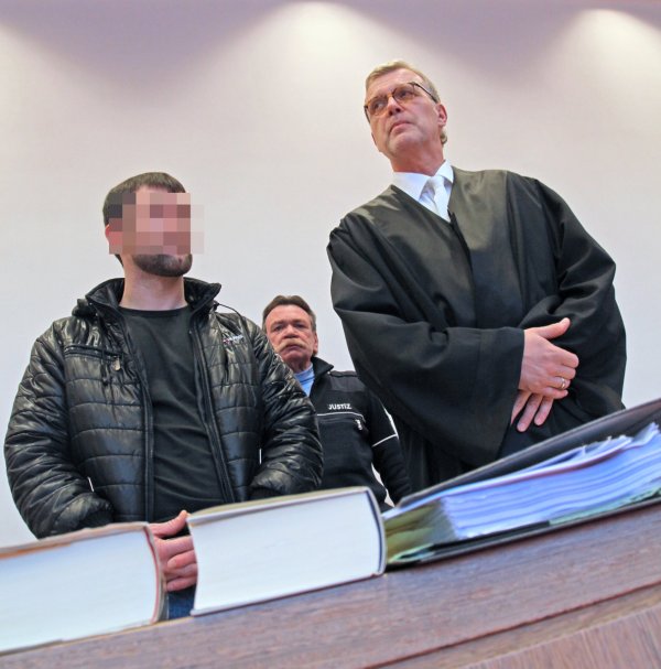 Der Vorwurf wiegt schwer: Der 32-jährige Angeklagte aus Litauen - hier mit seinem Verteidiger Johannes Salmen vor dem Prozessbeginn im Detmolder Gerichtssaal. Er soll einen Juwelier überfallen haben. Im Hintergrund Hauptwachmeister Reinhard Kleesiek. - © Vera Gerstendorf-Welle