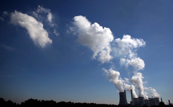 Dampf steigt auf: Zu den stärksten Produzenten von Treibhausgas gehören die Energieversorger beim Verbrennen fossiler Brennstoffe. Der Klimaschutzplan NRW richtet sich aber an alle im Land. - © dpa