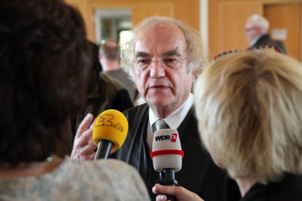Nebenkläger Thomas Walther beim Interview nach dem Prozess. - © Bernhard Preuß