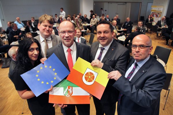 Zeigen „ihre" Fahnen: Integrationsminister Rainer Schmeltzer (Mitte) mit der Leiterin des Europe Direct Informationszentrums, Semra Stroh,  Ingmar Jürgens von der Europäischen Kommission (Zweiter von links), Landrat Dr. Axel Lehmann und Landtagsmitglied Walter Kern (rechts).  - © Bernhard Preuß