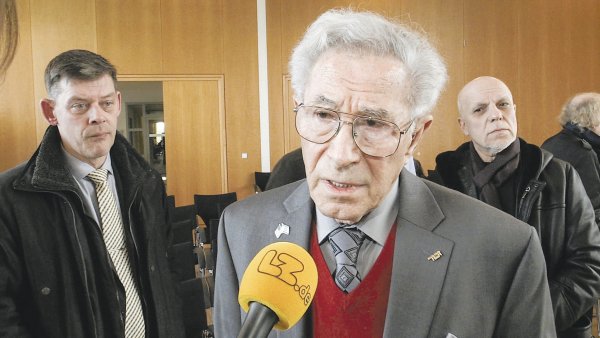 Enge Verbindung: Rainer Höß (l.), Enkel des ehemaligen Auschwitz-Lagerkommandanten Rudolf Höß, beobachtet den Holocaust-Überlebenden Ben Lesser im Interview. - © Evert Nikesch