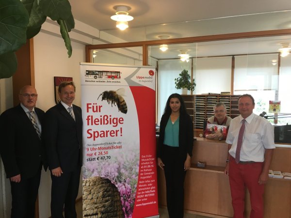 Stellen das neue Ticket vor: Uwe Kortmeier, Bürgermeister Dr. Andreas Wulf, Emna Moumeni, Jürgen Hohl (Mitarbeiter der Information im Rathaus), und Sven Oehlmann (von links).  - © Guntmar Wolff