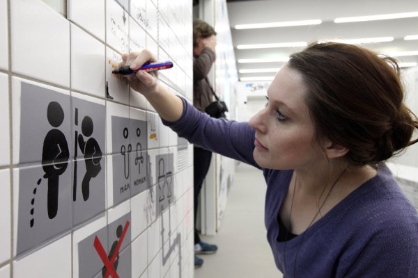 Frisch verewigt: Rabea Köjer vom Team der Ausstellungsgestalter verziert die Wände der Sonderausstellung mit flotten Klosprüchen. - © Bernhard Preuß