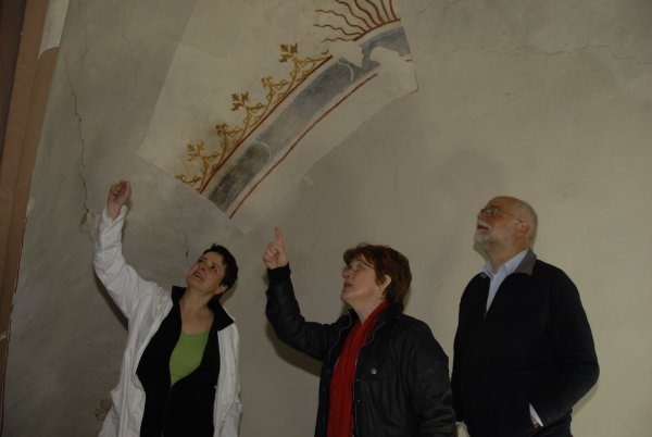 Blick nach oben: (von links) Restauratorin Antje Döring, Pastorin Ursel
Rosenhäger und Pastor Hermann Donay schauen sich die Wandmalereien aus dem 15. Jahrhundert an. - © Alexandra Schaller