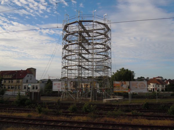 Große Konstruktion: Der Gerüstturm, der auf dem Bahndamm empor ragt, simuliert die Höhe des geplanten Wärmespeicherturms. - © Dominik Tegeler