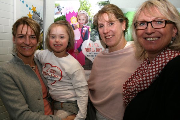 Stolz auf ihr Porträtfoto: Theresa Winter mit ihrer Mutter Simone Winter und den Gründerinnen des Gesprächskreises, Stefanie Hojer (Zweite von rechts) und Olga Dück (rechts). - © Sylvia Frevert