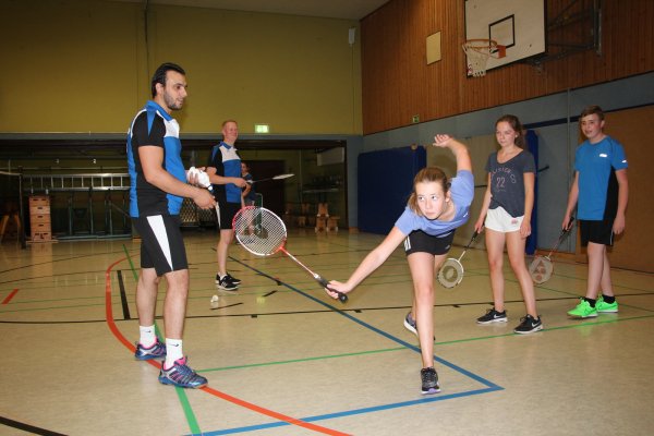 Karyem Hayel gibt Lea Nüter, Merle Kaufmann und Lars Hilpert (von links) Tipps zur Schlagtechnik. Im Hintergrund Trainer Carsten Meier. - © Marlen Grote