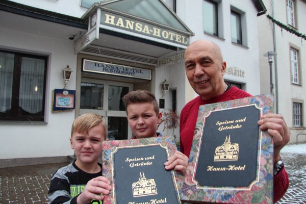 Geschichte geschrieben: Karl-Heinz Volland hat von 1977 bis 2016 das Hansa-Hotel in der Breiten Straße betrieben - aufs Abschiedsfoto lädt er seine Enkel Jarno (links) und Mika Thurow ein. - © Till Brand