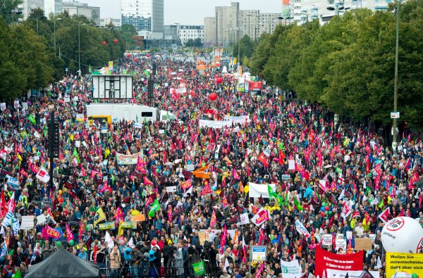 Tausende Menschen nehmen am 17. September an einer Demonstration gegen die Handelsabkommen CETA und TTIP in Berlin teil. - © dpa
