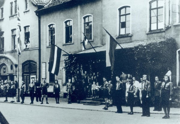 Eine gemeinsame Veranstaltung von Esten, Letten und Litauern auf dem Blomberger Marktplatz. - © Stadtarchiv