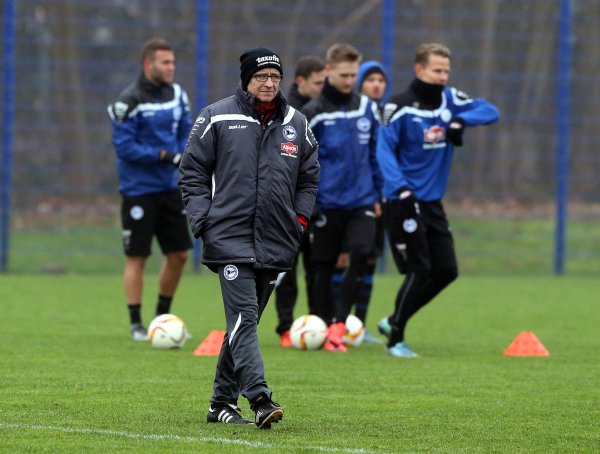 Trainingsauftakt Arminia Bielefeld Rückrunde 2015/16 Trainer Norbert Meier. - © Wolfgang Rudolf