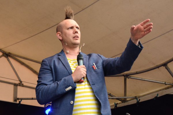 Archie Clapp begeisterte rund 600 Gäste auf dem Lemgoer Marktplatz zum Auftakt der Lemgoer Sommertreffs. - © Tanja Watermann