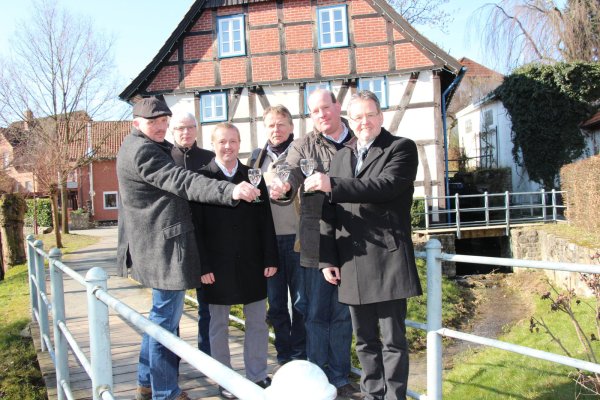 Wasserkooperation: Dirk Sprute, Ernst-Joachim Gerke (Betriebsleiter der Wasserwerke Kalletal), Mario Hecker (Kalletaler Bürgermeister), Dieter Hagedorn, Torsten Sievert (Vorsitzender der Wasserkooperation) und Harald Vetter (Stadtwerke Lemgo, von links). - © Marlen Grote