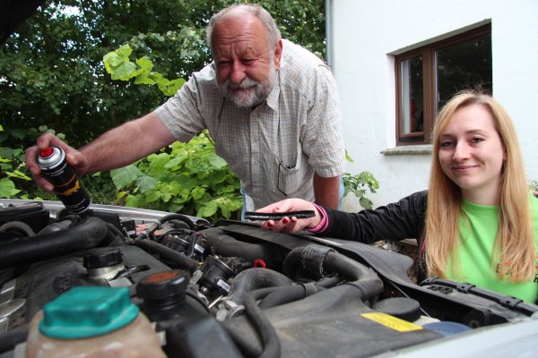Schädlingsbekämpfer Horst Bauer setzt sein Marderspray im Motorraum ein, seine Tochter und Juniorchefin in spe, Lisa Bauer, zeigt den Schaden. - © Till Brand