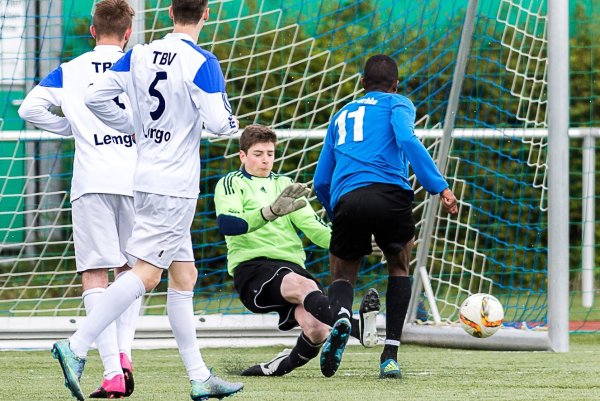 Kalt erwischt: Bereits in der achten Spielminute ging A-Junioren-Bezirksligist SV Jerxen-O. durch den Doppeltorschützen Gregorio Odiley Fernandes Pinto (blau, Nr. 11) in Führung. TBV-Torhüter Jan Rösener grätscht vergeblich in den Ball, während Lemgos Julius Knafla (5) und Alban Schormann (verdeckt) nur zugucken können. - © Egon Penner