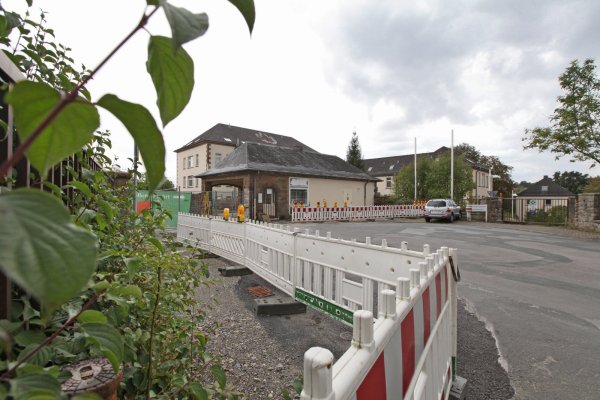Das ehemalige Facharztzentrum der Bundeswehr: An der Heldmanstraße gehörte der Bau zum früheren Armee-Krankenhaus. Die Absperrungen stehen dort, weil angrenzend neu gebaut wird: Dort errichtet Wortmann das Wohngebiet Werreterrassen. - © Vera Gerstendorf-Welle