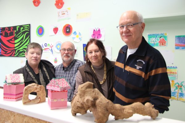 Machen Lust auf Kreativität: Annette Kinder-Lurz, Werner Pusch, Künstlerin Gudrun Mormann und Hans Carell vom Bürgerverein Wülfer-Bexten (von links). - © Katrin Kantelberg