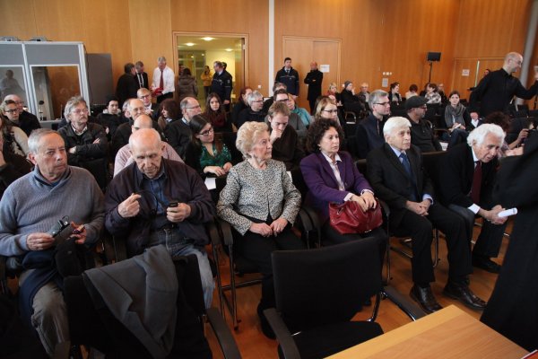 In der ersten Reihe (von links): Isaiah Tadmon, der seinen Freund, den Zeugen Mordechai Eldar begleitet, Zeugin Irene Weiss mit ihrer Tochter Lesley, Zeuge Max Eisen und Zeuge William Glied.  - © Bernhard Preuß