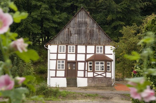 Im Blickpunkt der Führung: Das Haus Uhlmann im Freilichtmuseum Detmold. - © Stephan Sagurna
