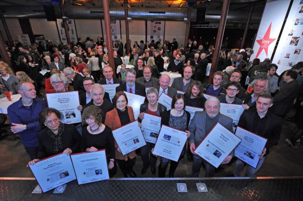 Geehrt wurden: (1. Reihe v. l.) Heide Ute Niedringhaus-Schulz, Andrea Wandschneider, Sigrun Brunsiek, Vera Lüpkes,  Julia Peschke, Wolfgang Hein, Philip Strunk; (dahinter v. l.) Berndt Hanhardt, Martin Lück, Klaus Feldmann, Josef Spiegel, Paul G. Haselhorst, Johannes Beer, Dietmar Lehmann, Heinz-Hermann Grube, Dirk Schulz, Sven Jachmann, Conor Körber, Simon Strehlau, Michael Bischoff und Rolf Schönlau. - © Andreas Frücht