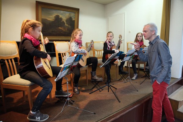 Vorbereitung: Das Gitarrenquartett Hedi Kemper, Lana Darscht, Dorothea Kaufmann und Laura Schnall aus Aachen stimmt die Instrumente. Lehrer Peter Reiser hat den rechten Ton im Ohr. - © Bernhard Preuß