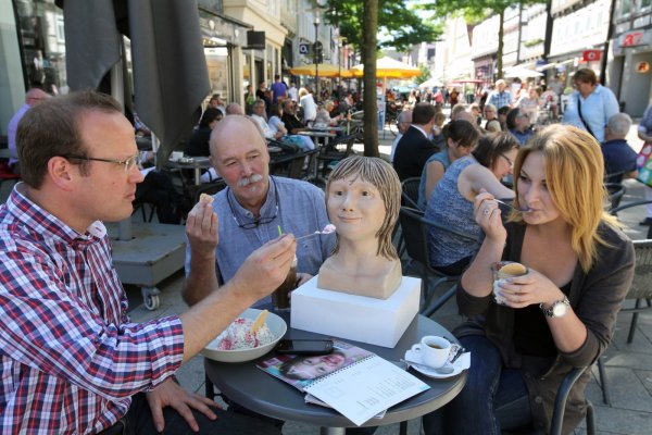 Freundlich, aber zurückhaltend: Kurator Simon Matzerath, Restaurator Eckehard Deichsel und Anastasia Sojanow, Auszubildende beim Landesverband, versuchen, die rekonstruierte Dame aus der Steinzeit mit Eis und Waffeln zu locken. - © Bernhard Preuß