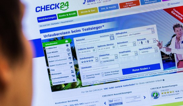 Alles im Blick: Ein junger Mann arbeitet sich auf der Suche nach einem günstigen Urlaub durch die Vergleichsportale. - © dpa