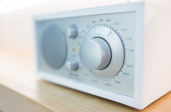 Symbolbild eines Radios mit UKW- und MW-Empfang. - © dpa
