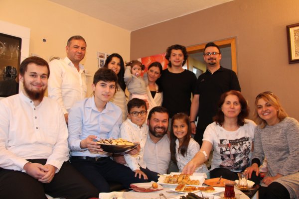 Haki Cabuk (hinten von links), Zeynep Isik, Sera, Nihal und Cetin Yildiz, Dogukan Cabuk und Muhammed Ali Demiral (vorne von links), Dogukan Bor, Osman Efe, Önder, Rabia Isik, Nazife Cabuk und Nesrin Bor sind nur die Kernfamilie. Um die 400 kommen bei einer Verlobungsfeier zusammen, 1200 werden im kommenden Jahr zu einer Hochzeit eingeladen. - © Astrid Sewing