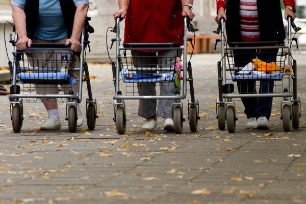 Praktische Gehhilfe: Fakten zum Rollator - © dpa