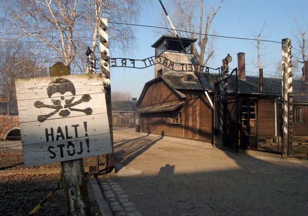 Der Eingang zum Konzentrationslager Auschwitz: Heute ist das ehemalige Todeslager im polnischen Auschwitz eine Gedenkstätte. Jedes Jahr kommen Tausende Jugendliche aus der ganzen Welt dorthin. Sie schauen sich die übrig gebliebenen Gebäude an und gedenken der Opfer. - © dpa