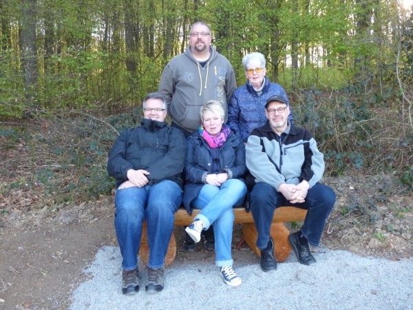Sandra Dubbert und Falk Niehage (sitzend Mitte und Links) freuen sich das der Ortsverein ihrem Wunsch nachgekommen ist, und eine Sitzbank in Bega aufstellen lassen hat. - © Privat