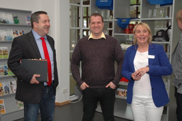 Ludmilla Gutjahr zeigt (von links) Dr. Axel Lehmann, CDU-Fraktionsvorsitzendem Alexander Martin und Marcos Canosa vom Landesverband Lippe die neue Räumlichkeit der Tourist-Information im sanierten Kurgastzentrum. - © Manfred Brinkmeier