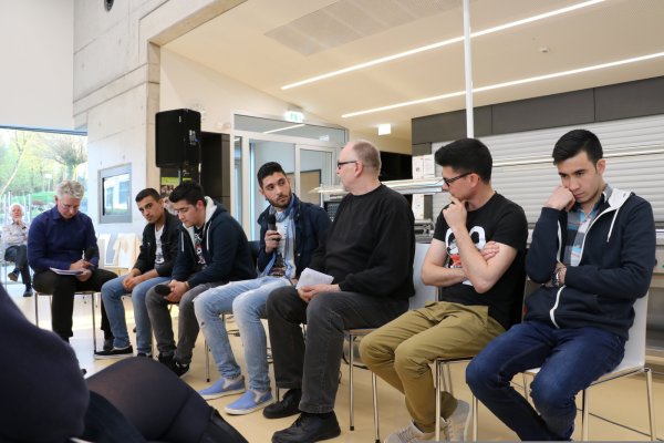 In der Diskussion: (von links) Matthias Engel, Mohammed, Mohamed, Maher, Gerd Detering, Reza und Nishmatulah. - © Guntmar Wolff